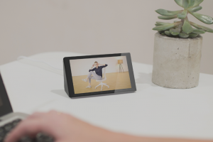 Tax-free health promotion using the example of an Isa. The picture shows an Isa performing a movement exercise.