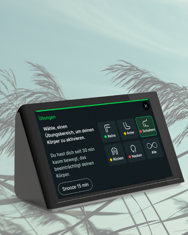 Junger Mann sitzt am Schreibtisch und streckt die Arme erholsam seitlich von sich.