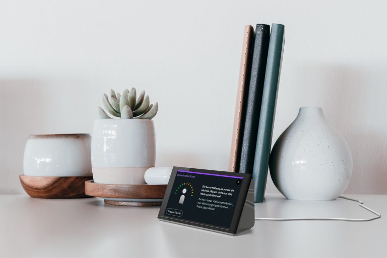 Isa zeigt wie genau sie die Ergonomie verbessert. Dazu ist auf dem Bildschirm ein Avatar zu sehen, welcher sich mit der Körperbewegung des Mitarbeiters nach vorne oder hinten beweget. Erst wenn der Mitarbeiter ergonomisch aufrecht sitzt, zeigt der Avatar die perfekte Haltung an.