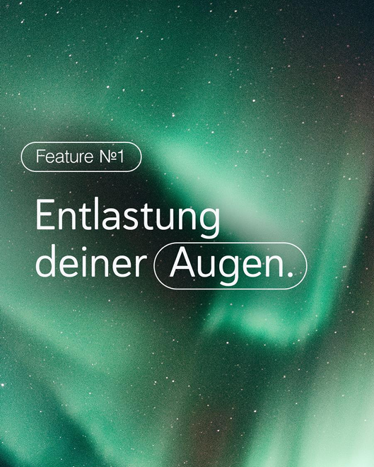Mitarbeiterin sitzt am Schreibtisch und arbeitet am Laptop. Auf dem Schreibtisch steht ein Glas Wasser und ein Apfel. Daneben steht ein Isa Gesundheitscoach, welcher durch Sensorik die Körperhaltung der Frau analysiert. dies wird durch Punkte und Linien auf dem Körper der Frau angedeutet.