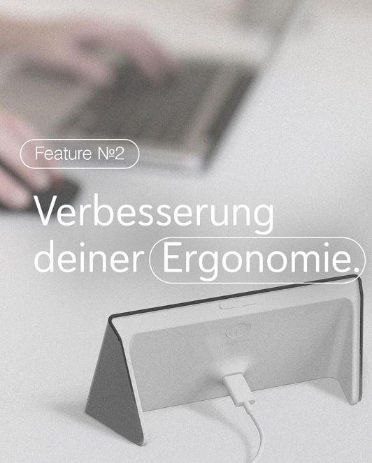 Isa Gesundheitscoach steht auf dem Schreibtisch und zeigt welche körperlichen Übungen man machen sollte.