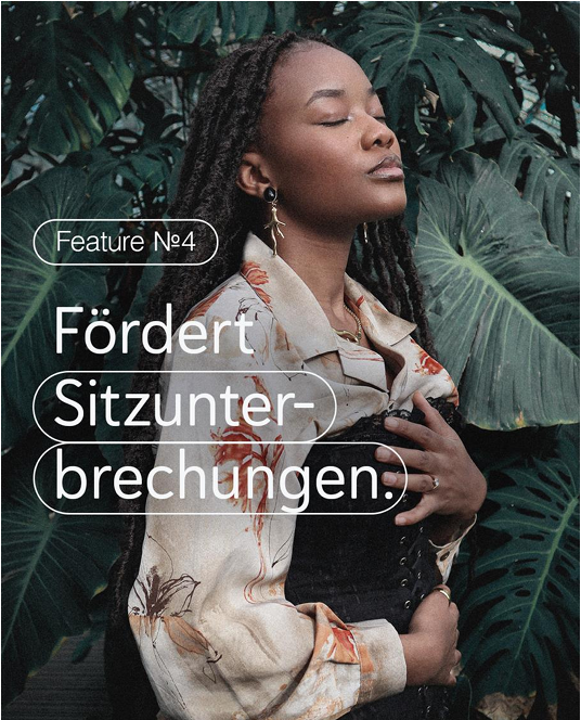 Isa Gesundheitscoach steht auf dem Schreibtisch und zeigt welche körperlichen Übungen man machen sollte.