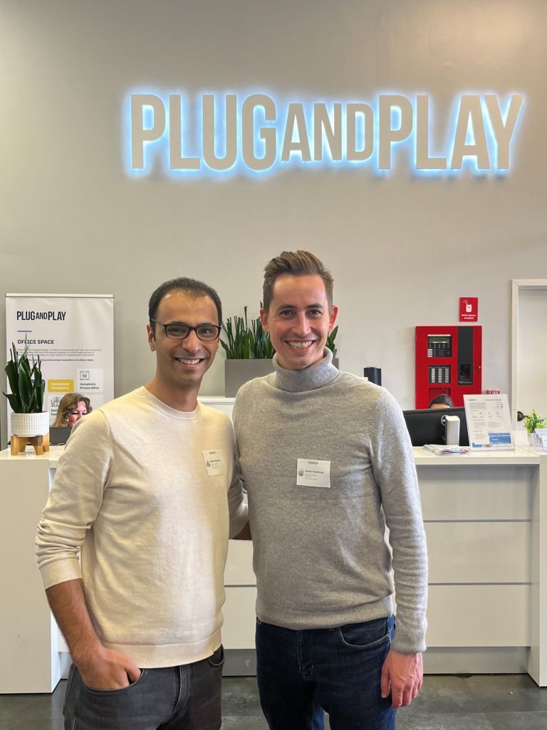 Hier sieht man unsere Co-Founder Mild und Simon beim PlugandPlay in den USA.
