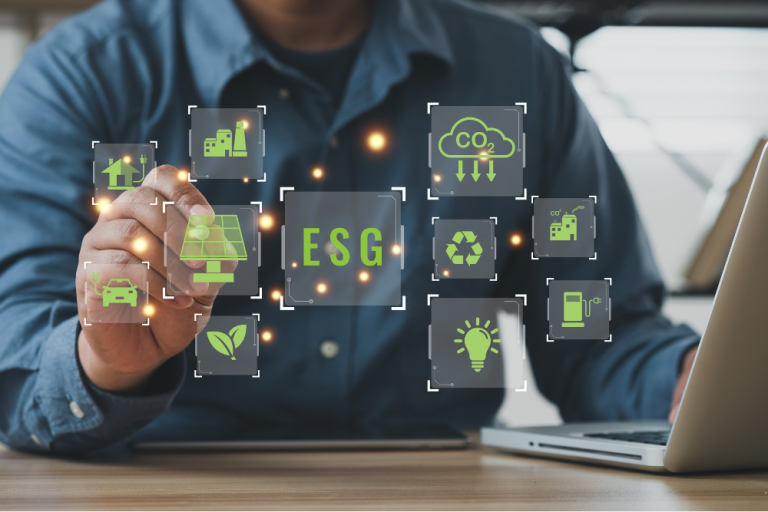 Ein Mitarbeiter am Schreibtisch. Vor ihm viele digitale Kacheln. In der Mitte ESG, drum herum Icons, die zu ESG-Bestandteilen passen.