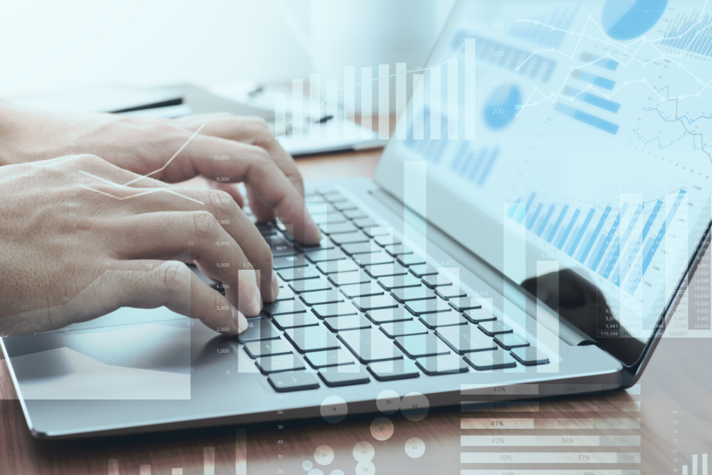 Ein Laptop auf einem Schreibtisch, auf welchem verschiedene Statistiken zu sehen sind.