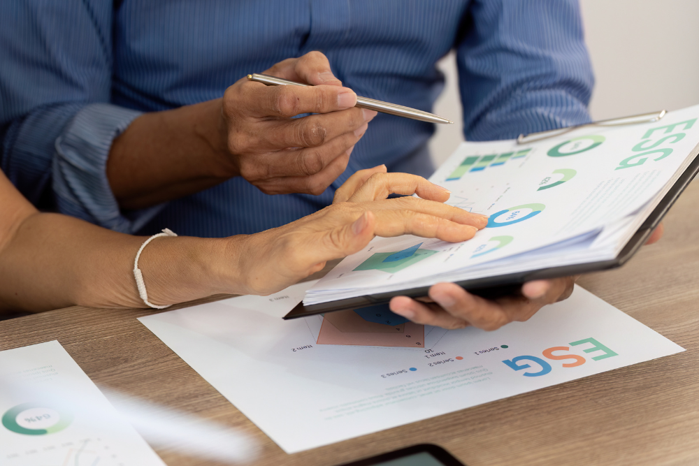 Zwei Mitarbeiterinnen, die einen ESG Bericht anschauen, wozu auch BGM gehört.