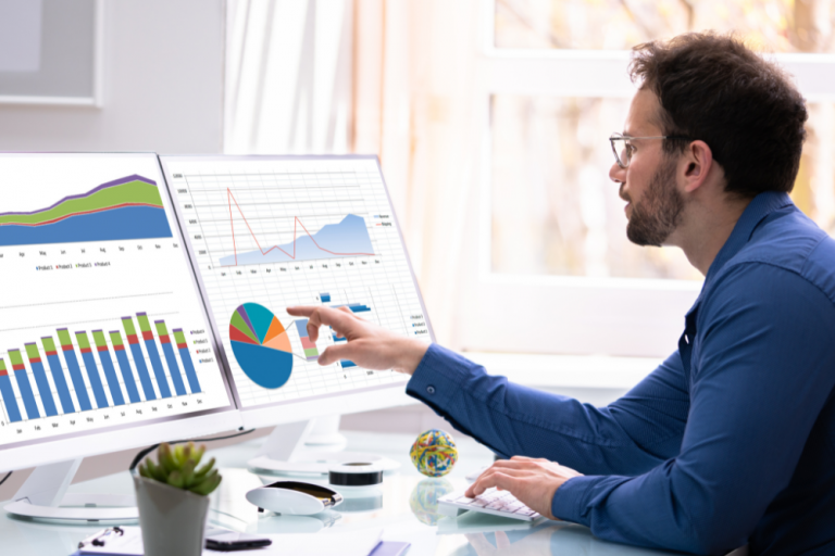 Ein Mitarbeiter schaut sich verschiedene Statistiken und Daten des BGM an. 